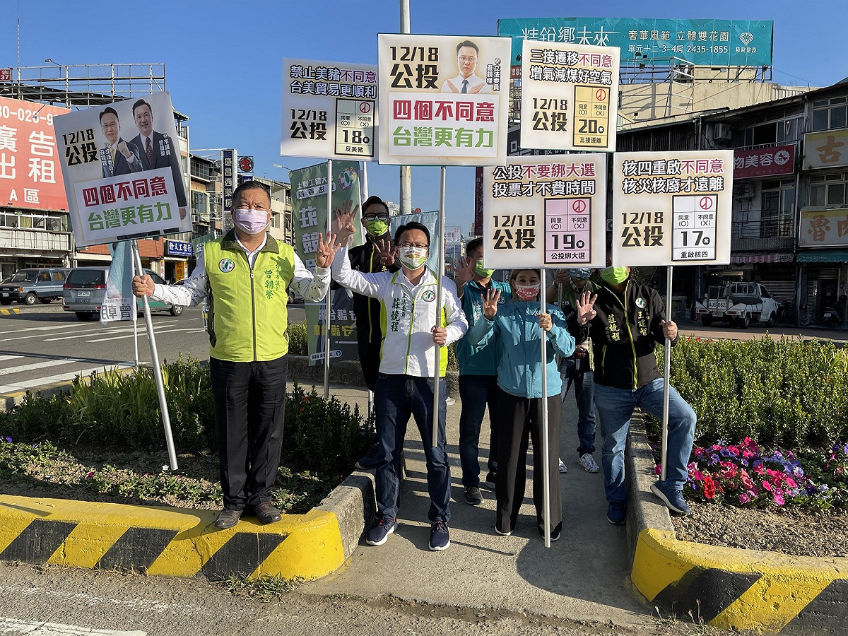 莊競程、曾朝榮一大早在街頭宣講。 莊競程服務處/提供