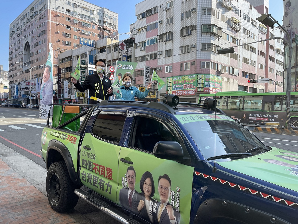 莊競程站在宣傳車上深入選區大街小巷，說明公投四個不同意的重要性。  莊競程服務處/提供