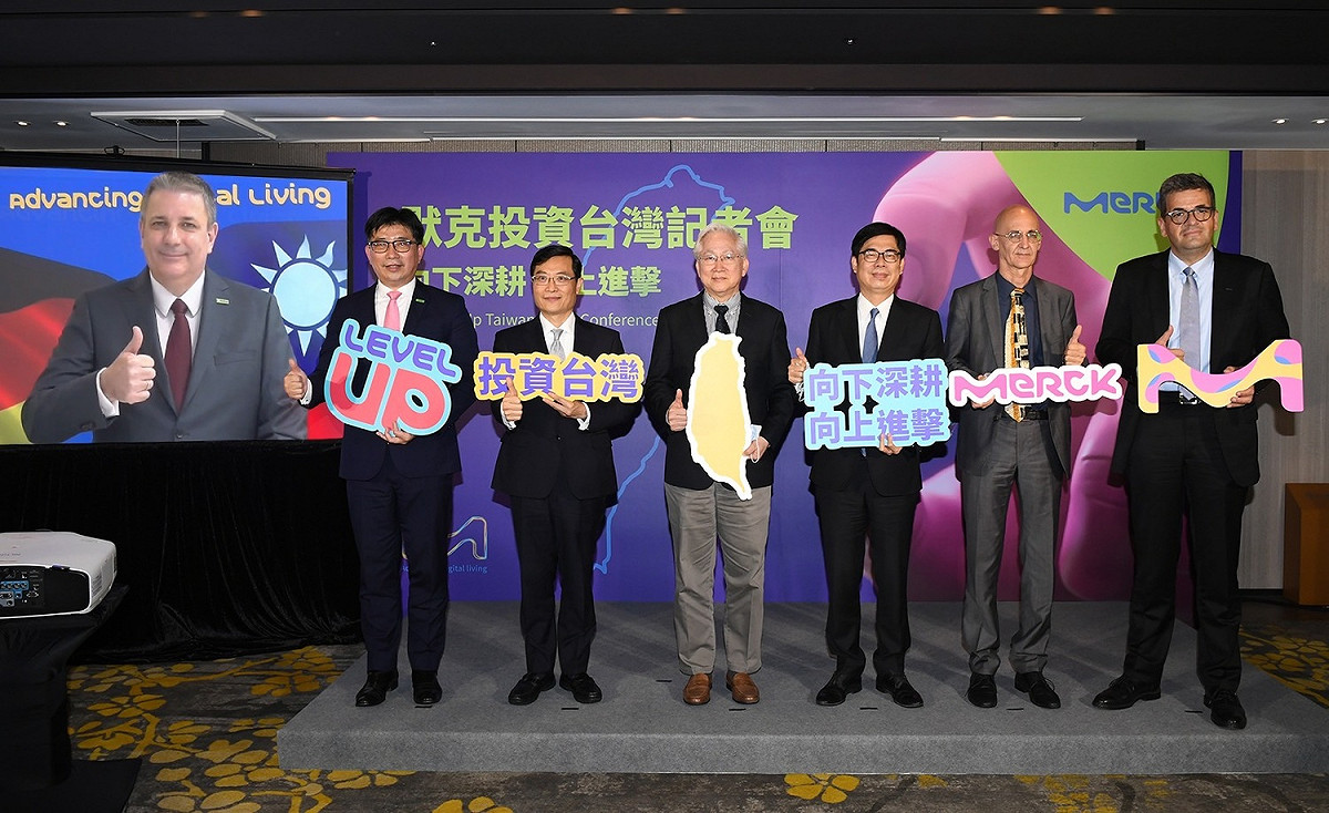 陳其邁(右三)應邀出席默克集團投資高雄記者會，並與台灣默克董事長李俊隆(左一)、經濟部政次陳正祺(左二)、科技部長吳政忠(左三)、德國在台辦事處處長 Polster(右二)、德國經濟辦事處處長林百科(右一)合影。 圖：高雄市經發局提供