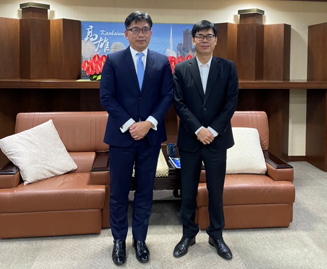 台灣默克集團董事長李俊隆(左)12/9拜會陳其邁。 圖：高雄市經發局提供