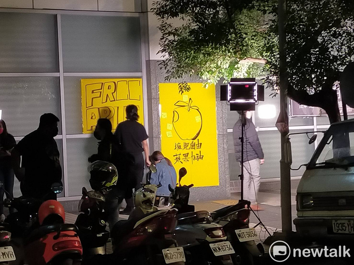 香港經濟民主連合與台灣公民陣線於14日晚間舉辦「擁抱自由 蘋果加油」晚會，號召各界聲援台灣蘋果日報。 圖：林盷真 / 攝