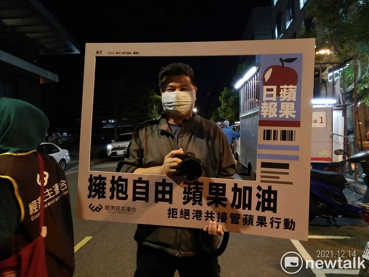 台灣知名導演李惠仁也到場參與「擁抱自由 蘋果加油」晚會 圖：林冠妙攝