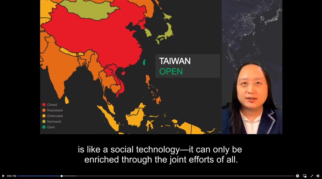 行政院政務委員唐鳳日前在民主峰會，簡報時使用一張將台灣及中國標為不同顏色的地圖，後來在白宮要求下，唐鳳視訊畫面被剪掉，只剩下聲音。  圖：翻攝自facebook.com/shu.w.zhengwei