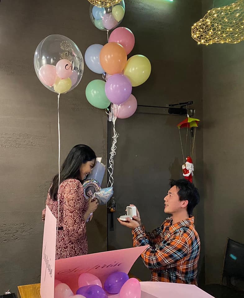 惟毅捧著戒指，單膝向女友下跪求婚，氣氛看起來相當浪漫。 圖：翻攝自惟毅臉書