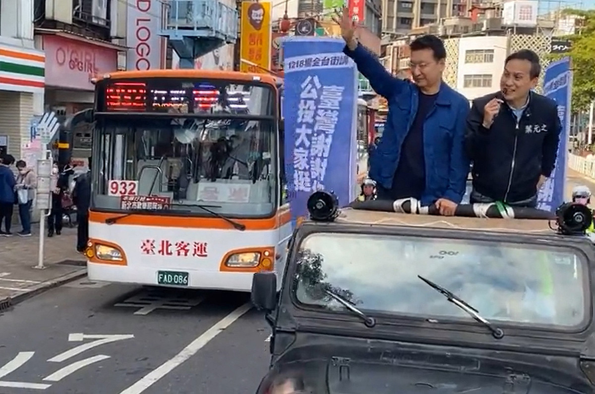 「戰鬥藍」啟動車隊掃街。 圖：擷取自趙少康臉書