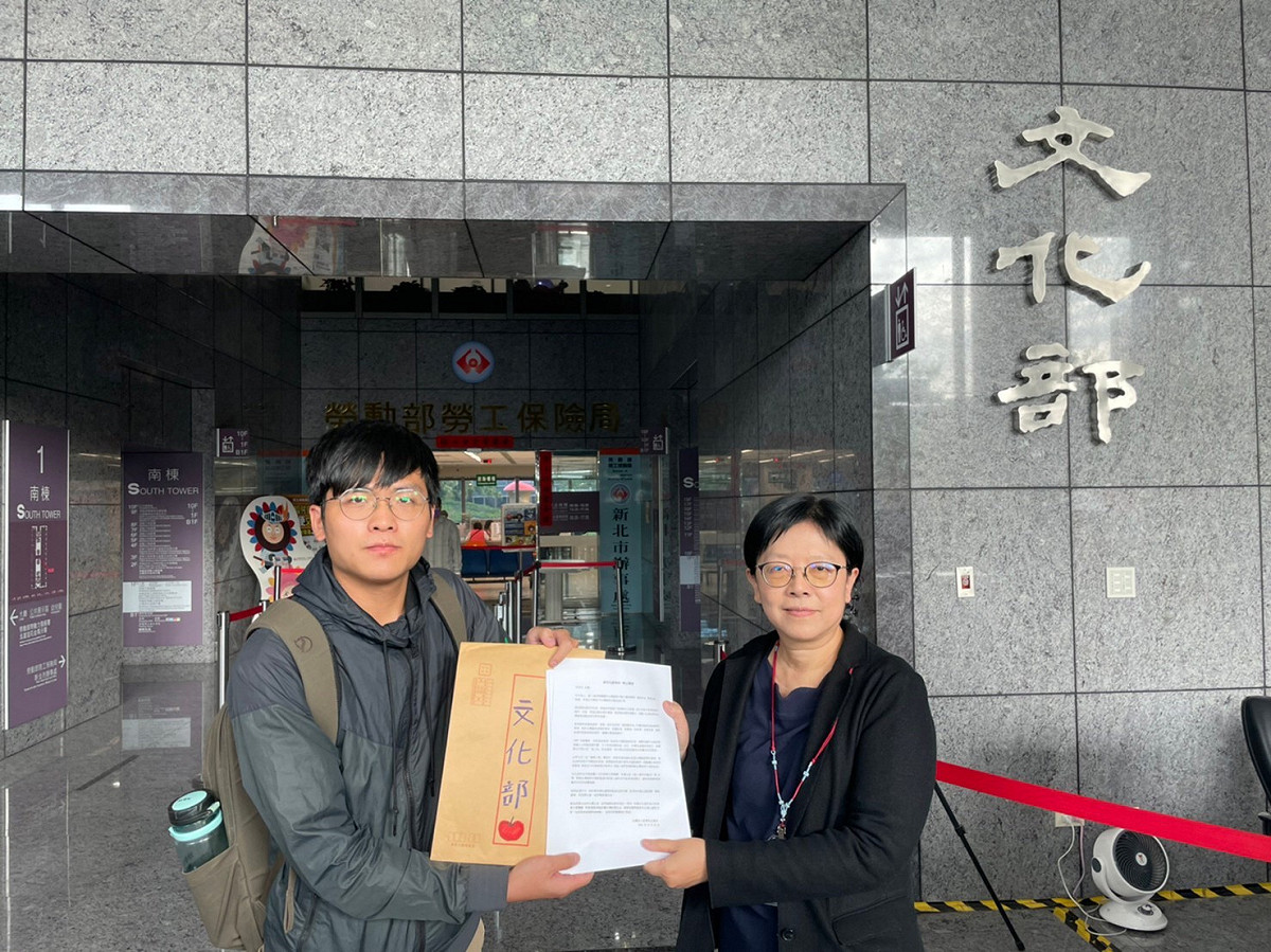 針對香港壹傳媒遭法院裁定清算，經濟民主連合今天前往文化部遞交陳情書，呼籲文化部在一星期內提出應對方案。（左為台灣公民陣線組織部主任許冠澤，右為文化部人文及出版司副司長朱砡瑩） 圖：經濟民主連合提供