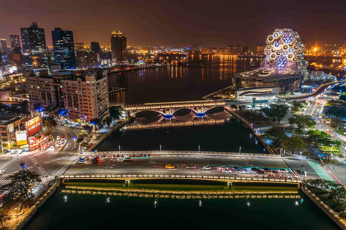 智慧控制燈光系統整合高流建築燈光，搭配節慶活動進行燈光展演。 圖：高雄市政府／提供