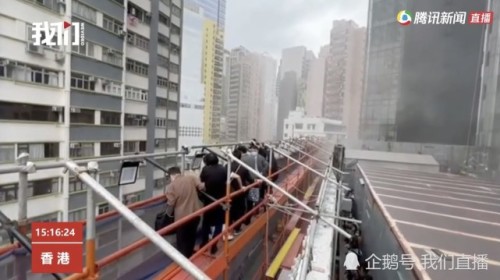 香港銅鑼灣世貿中心火警，民眾逃到外牆等待救援。 圖 : 擷取自企鵝號/ 我們直播