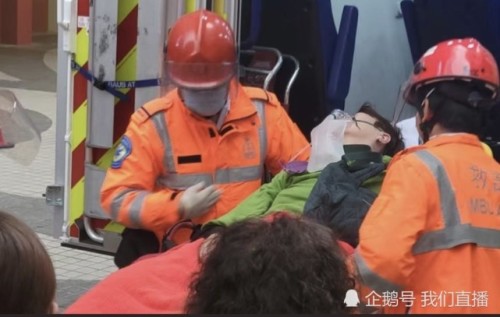 香港銅鑼灣世貿中心火警，民眾因嗆入濃煙不適送醫。 圖 : 擷取自企鵝號/ 我們直播