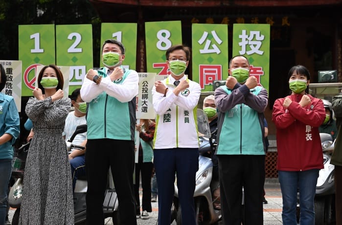何博文指出，讓政治事務更貼近人民，一直是民進黨的理念，所以希望在從事公投宣傳之餘，也能兼顧公益。 圖：何博文辦公室提供