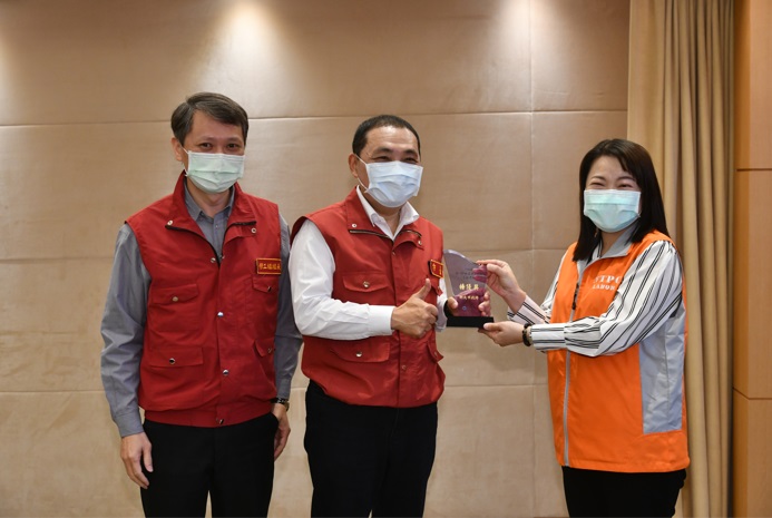 今(15)日由勞工局長陳瑞嘉、身障就業輔導科長羅伊佑代表同仁，在市政會議獻獎，將榮耀分享給新北市長侯友宜和全體市民。 圖：新北市勞工局提供