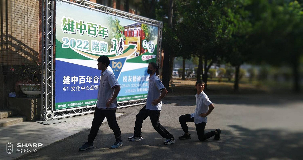 雄中在校生在記者會表演街舞。 圖：孫家銘攝