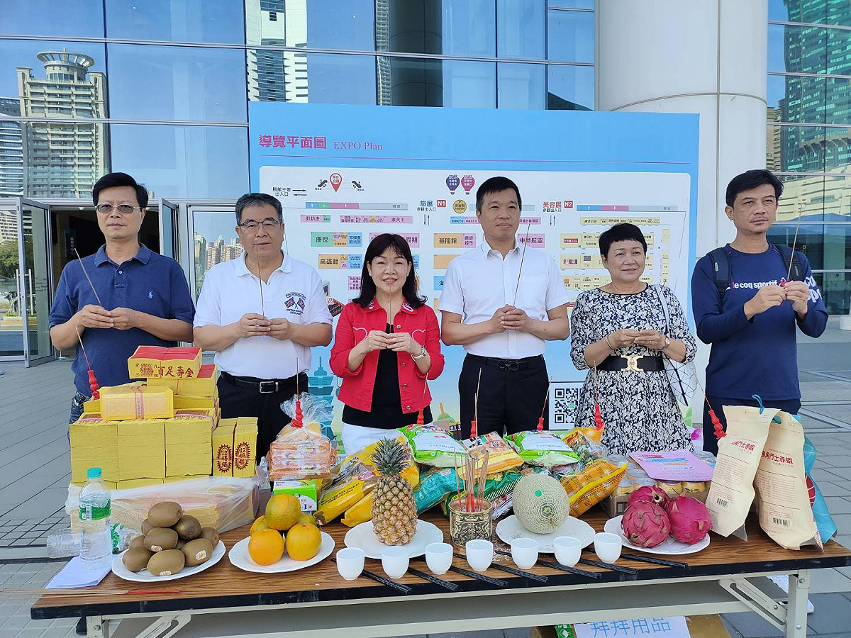 吳盈良(右三)率公會副執行長吳孟達(左起)、副理事長楊子昀、執行長羅雪雲、監事會主席鄭雪玲、副執行長陳家麟上香祈祝旅展成功。 圖：高雄市旅行商業同業公會提供