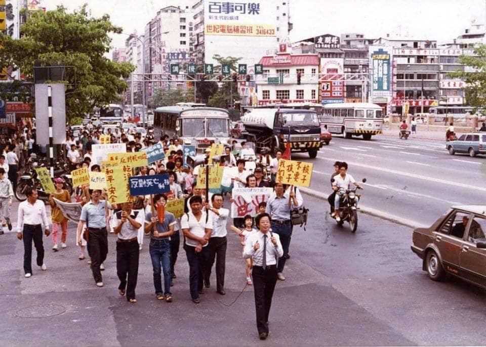 謝長廷PO「老照片」，回憶過去反核走上街頭和在立院議場拚搏的點滴。 圖：翻攝謝長廷臉書