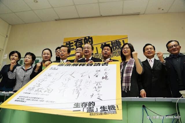 謝長廷PO「老照片」，回憶過去反核走上街頭和在立院議場拚搏的點滴。 圖：翻攝謝長廷臉書
