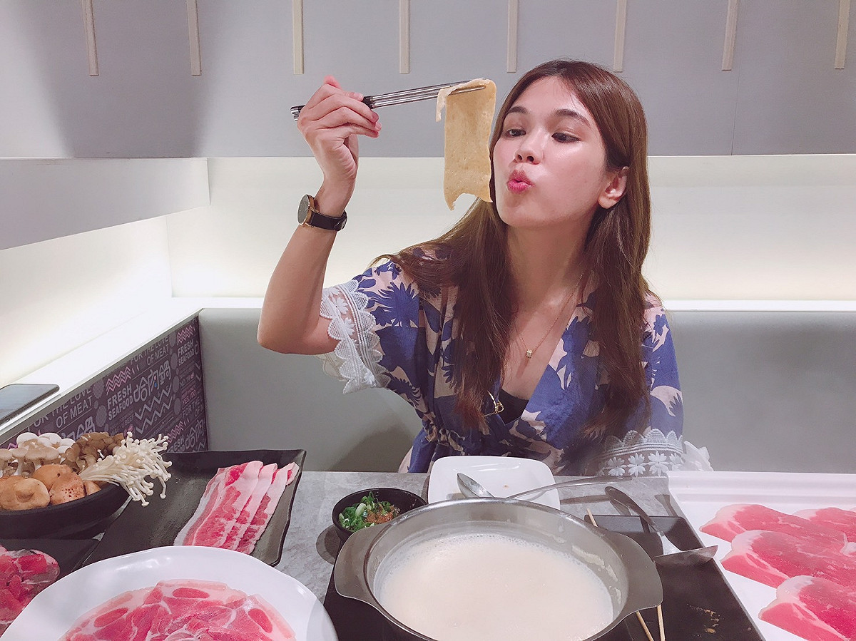 「姐妹淘甜美食光」漂流美領軍的達人吃鍋團開吃。 圖：高雄市觀光局提供