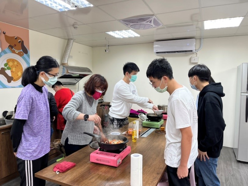 陳臻老師帶領飼主烹煮「福圓安神燉雞腿」料理。 圖：新北市動保處提供