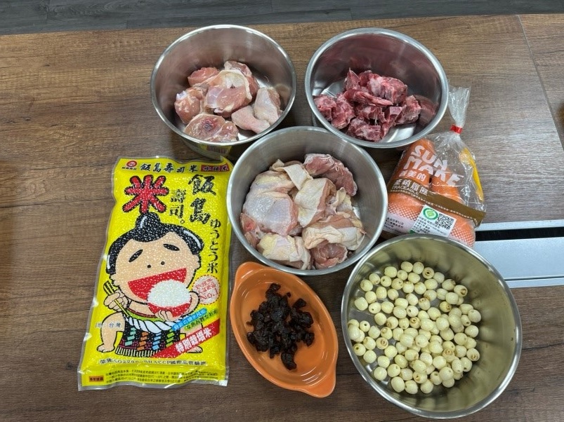 「福圓安神燉雞腿」需要用到的食材，龍眼乾可幫助開胃健脾、蓮子也有助於心血管的保健，營養滿分。 圖：新北市動保處提供