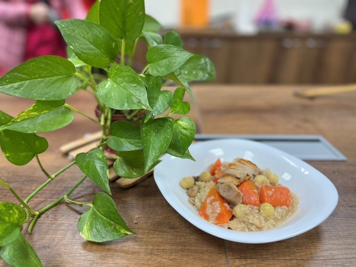 「福圓安神燉雞腿」寵物鮮食，幫忙補充免疫所需的蛋白質等營養素。 圖：新北市動保處提供