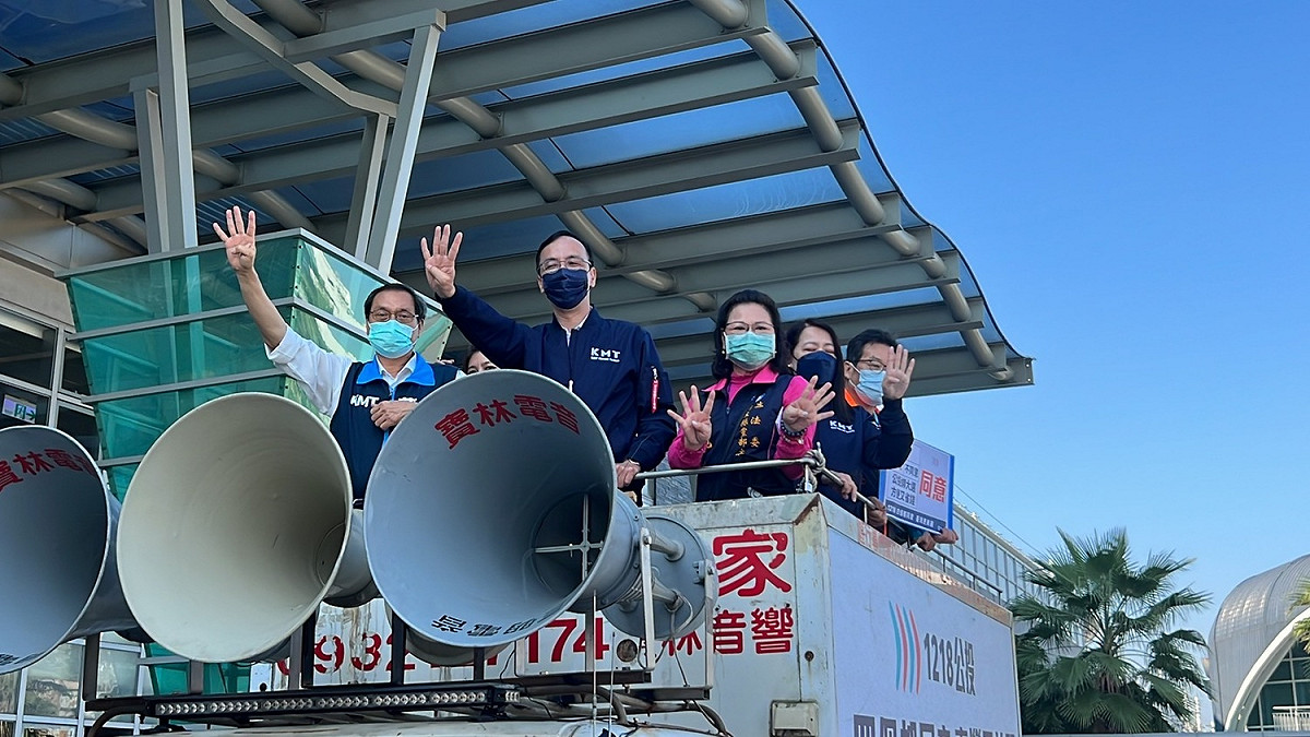 國民黨主席朱立倫於屏東掃街宣傳公投。 圖：國民黨文傳會/提供