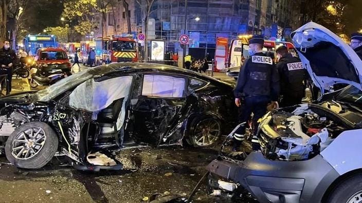 法國巴黎發生一起嚴重的特斯拉車禍事件，造成1人死亡、20人受傷。初步調查指出，車輛並沒有技術故障的跡象。 圖：翻攝自《費加洛報》（照片由警方提供）