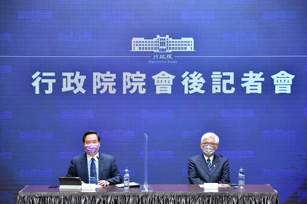 行政院今（16）日舉行院會後記者會，由行政院發言人羅秉成主持，中選會主委李進勇與會。 圖：行政院提供