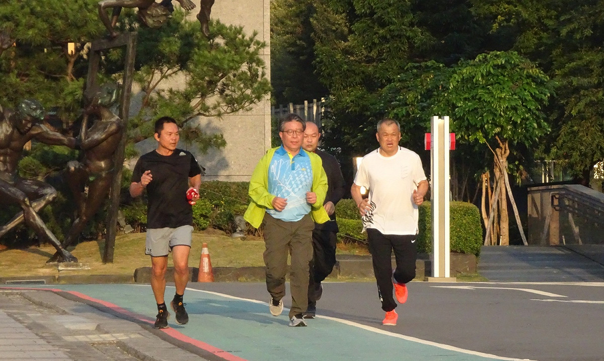 陳宏益在市政公園罰跑5圈共計4,000公尺。  台中市政府環保局/提供