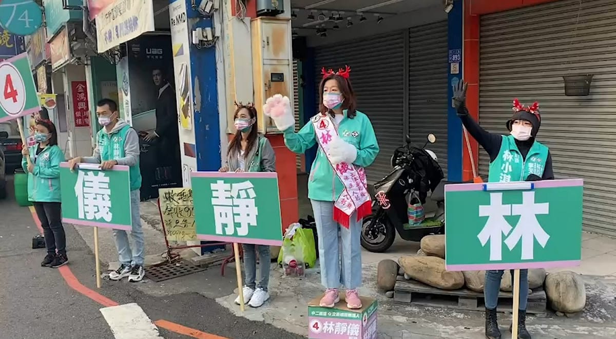 林靜儀和團隊特別戴上麋鹿頭飾以及只有4指的白色大手套，在霧峰中正路、萊園路口向鄉親問早。 林靜儀競選總部/提供