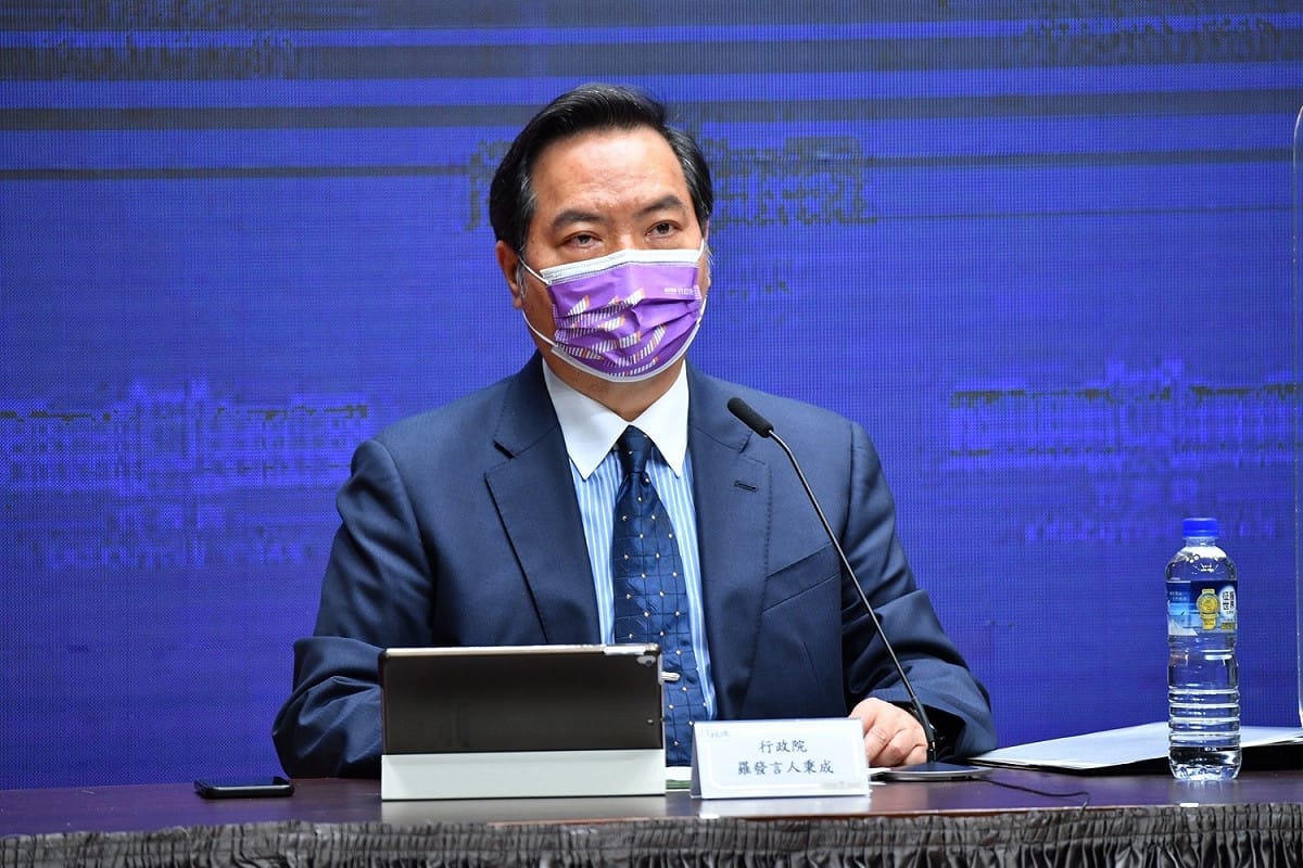 行政院發言人羅秉成今（16）天在院會後記者會轉述閣揆蘇貞昌的4點防疫指示。 圖：行政院提供