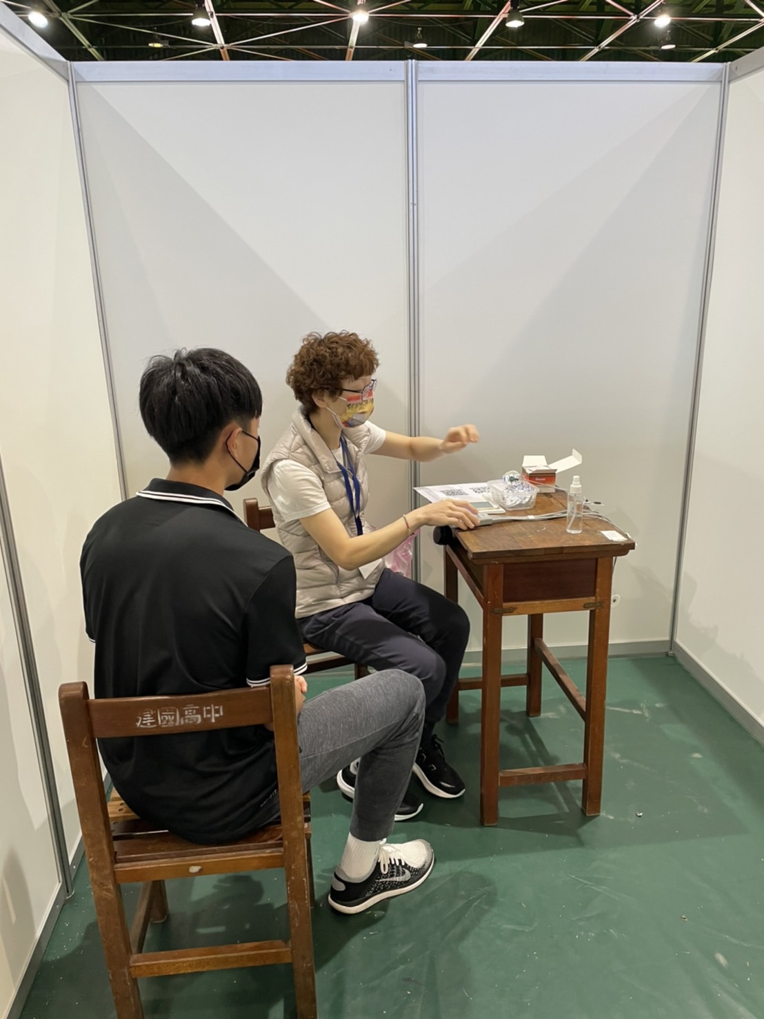 台大醫院為北市高中生做心電圖檢查，協助儘早發現第二劑BNT疫苗所引起的心肌心包膜炎症狀。 圖：台大醫院/提供