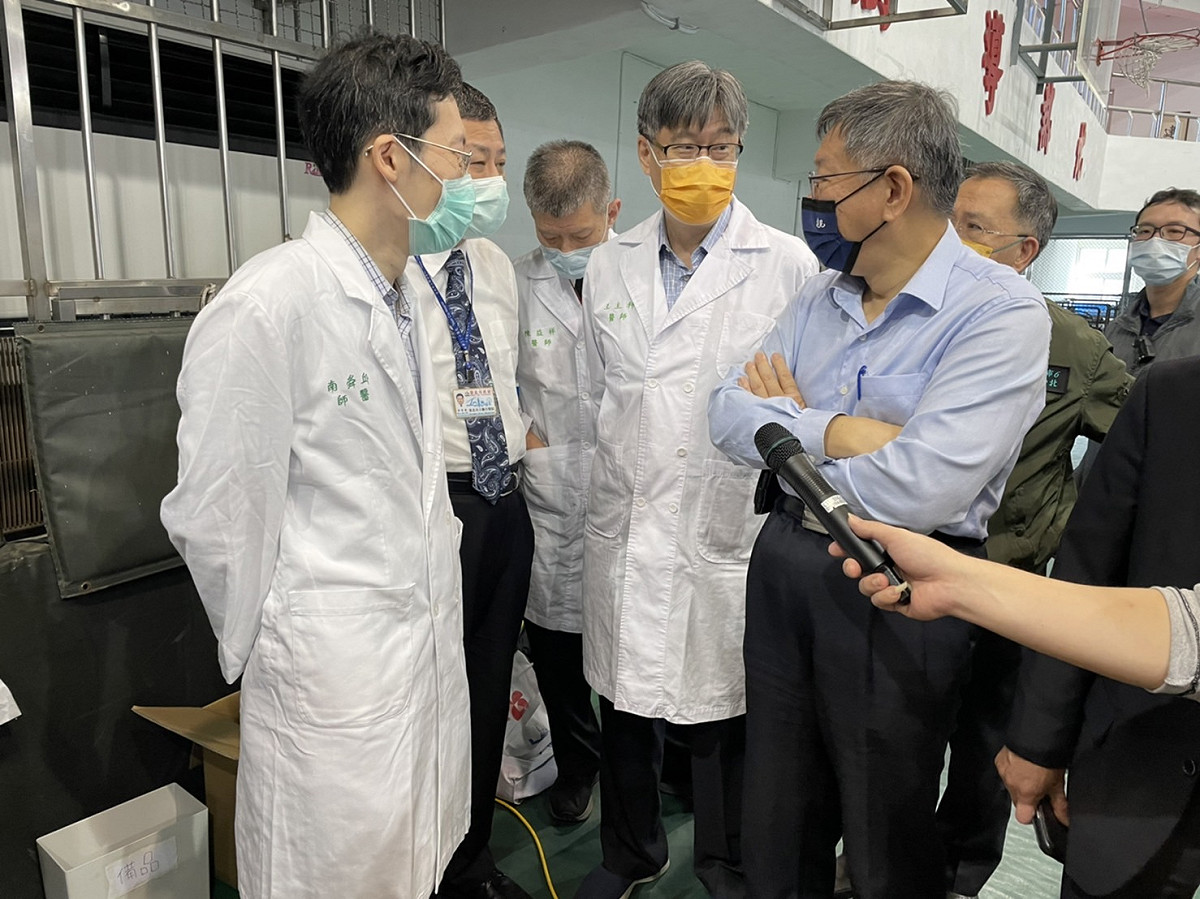 柯文哲市長與台大醫院心臟團隊進行討論。 圖：台大醫院/提供