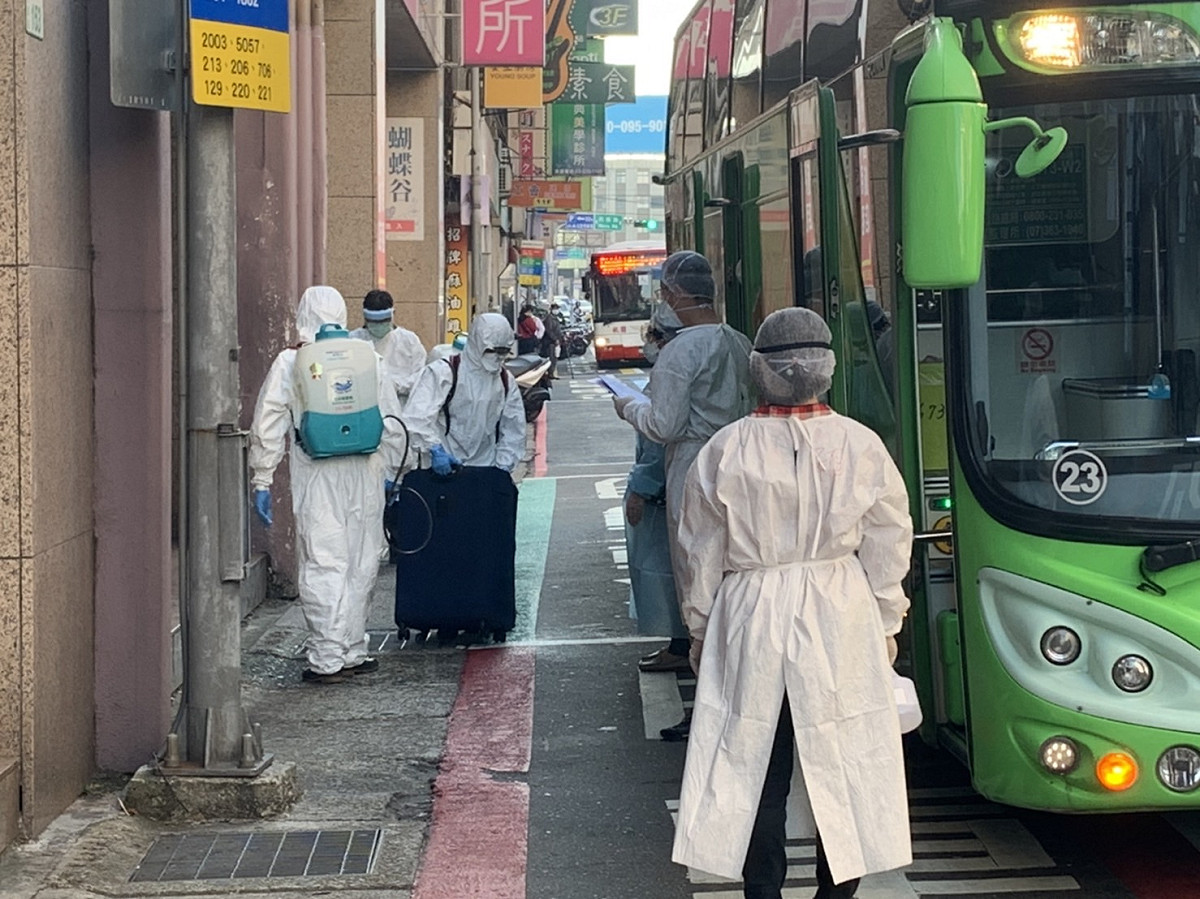 桃園車站附近，目前已有專車前來載運旅客離開遷往他地居家檢疫。 圖：林昀真/翻攝