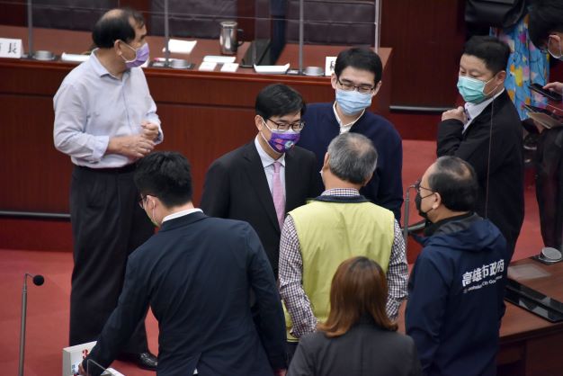 陳其邁(中)與市府團隊感謝議員為高雄努力。 圖:高雄市政府提供