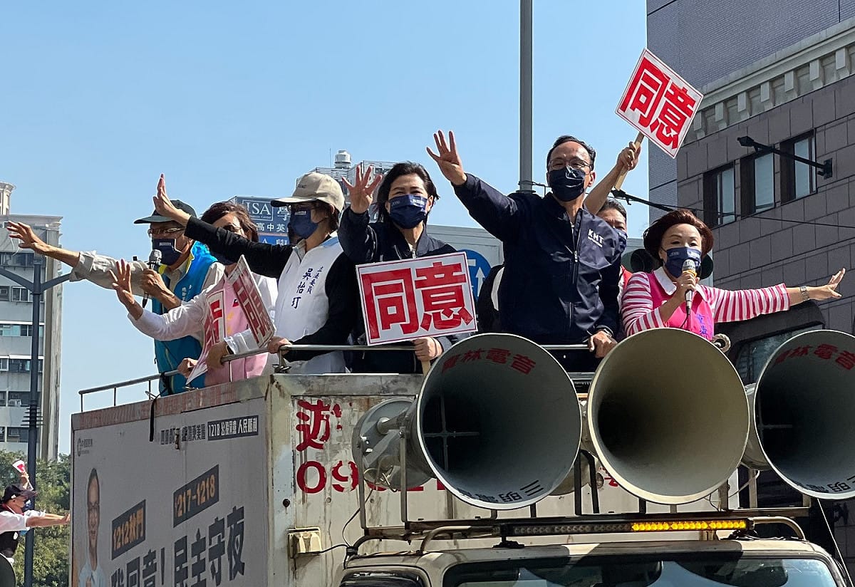 朱立倫在高雄展開公投宣傳車宣講最後衝刺。 圖：國民黨高雄市黨部