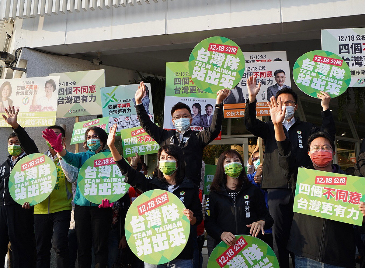 趙天麟(中)率部分黨籍民代在市黨部外宣講公投四個不同意。 圖：民進黨高雄市黨部/ 提供