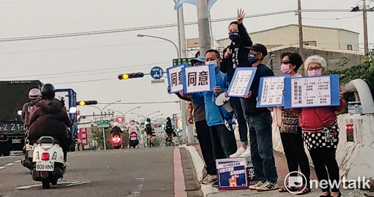 1218四大公投進入倒數第2天，國民黨今日下午號召全國黨籍民代同步站在路口宣講，為公投4個同意全力催票。 圖：黃博郎／攝