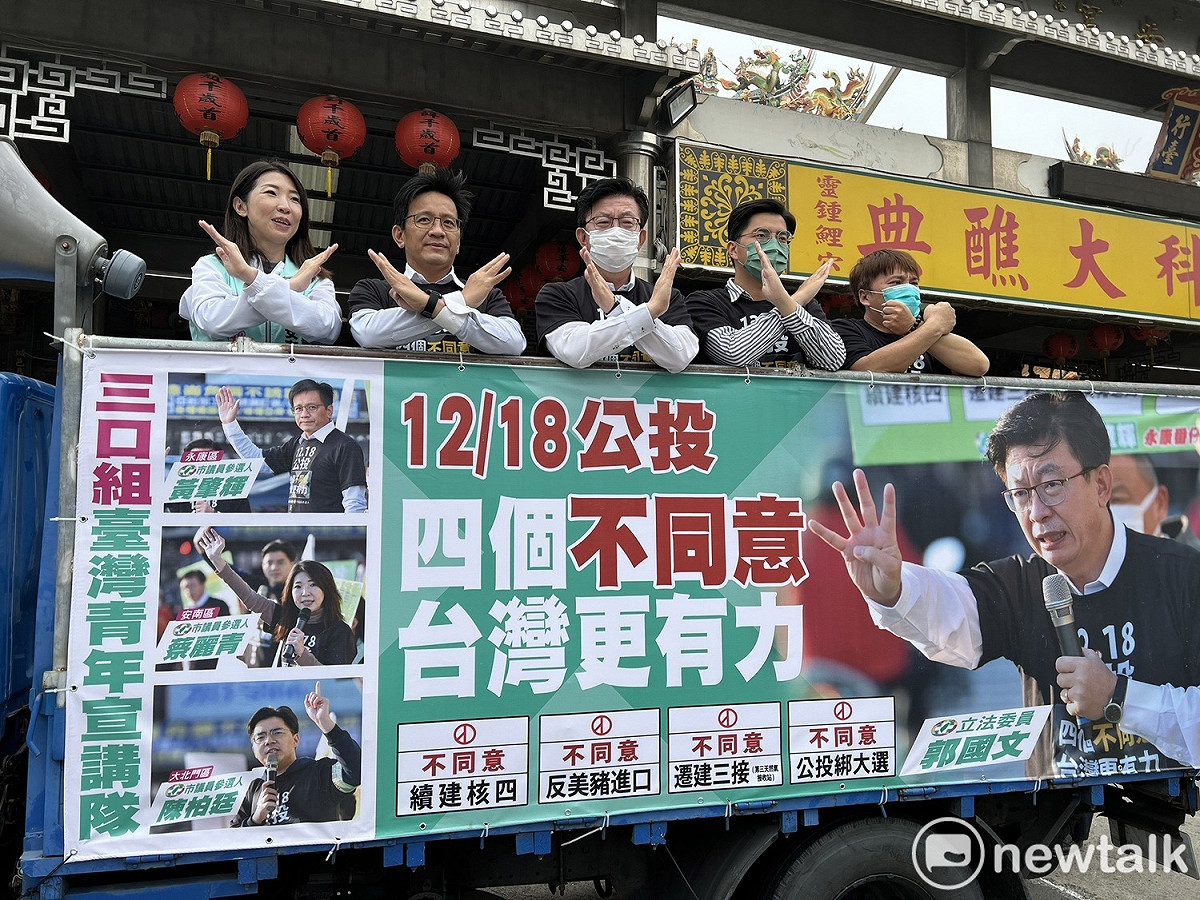 立委郭國文率領議員參選人陳柏廷、蔡麗青和黃肇輝，頂著大太陽站在宣傳車上沿街宣講，希望催出最高的投票率，並呼籲市民朋友用四個不同意捍衛自己的權利。 圖：黃博郎／攝
