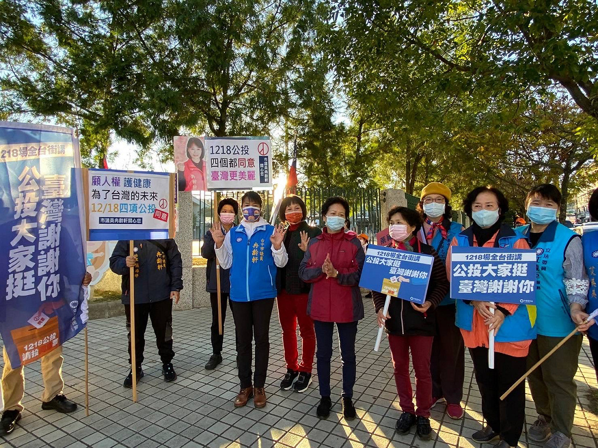 台中市議會國民黨團、台中市黨部發動市級民意代表分別在台中市的15條重要路口向市民請託，「四個都同意、台灣更美麗」。 國民黨台中市黨部/提供