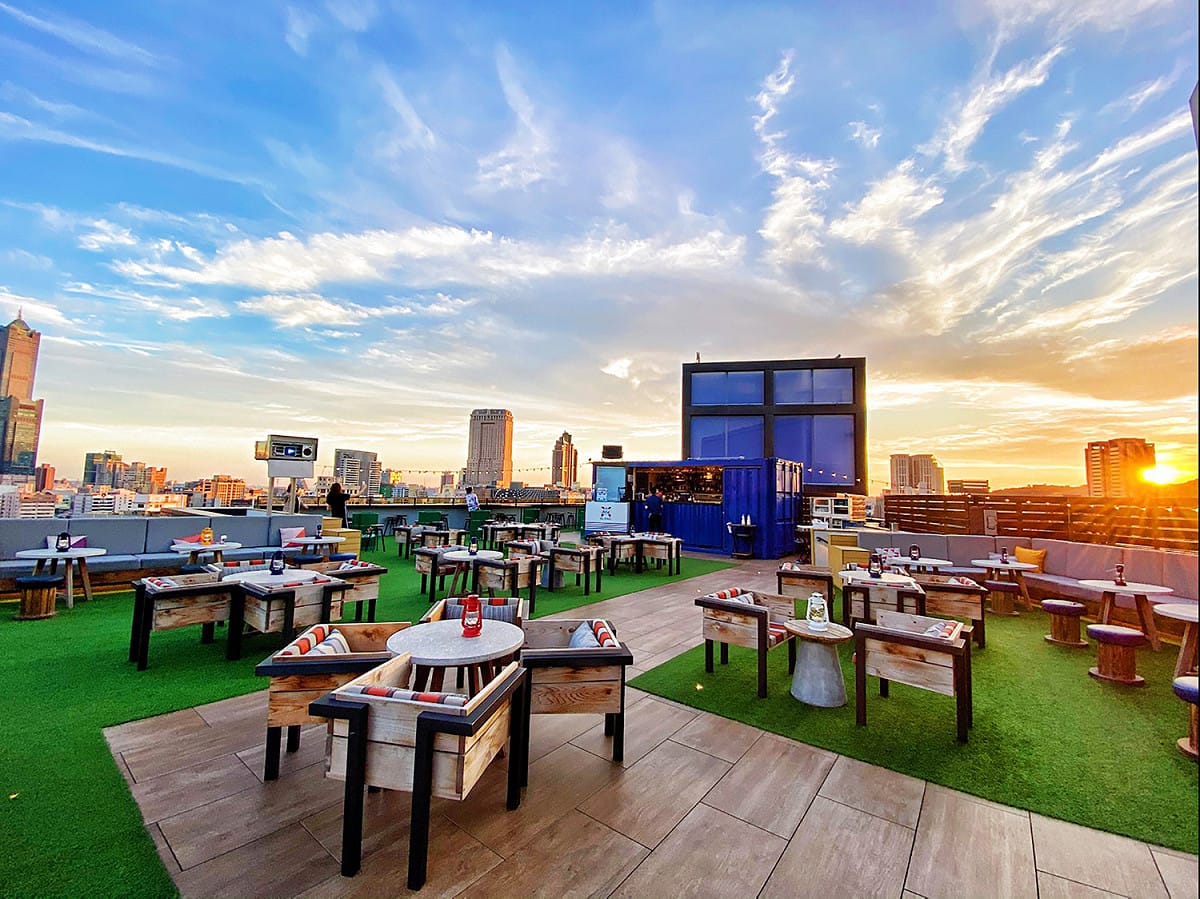 高雄英迪格酒店頂樓Pier No.1高空露天酒吧。 圖：高雄英迪格酒店提供