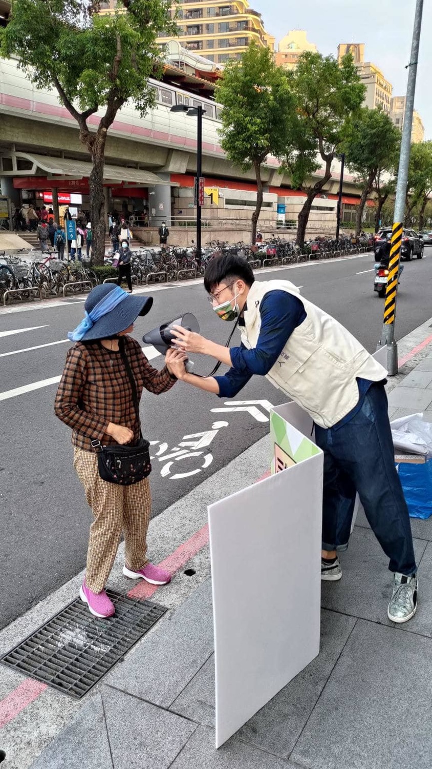 焦糖哥哥陳嘉行聲稱，在宣傳公投時，遭到韓粉攻擊。 圖:焦糖陳嘉行臉書