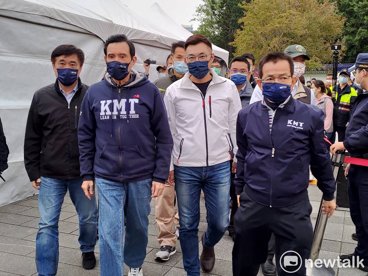 馬英九出席「南北夾擊」台北公投掃街。 圖：黃建豪/攝