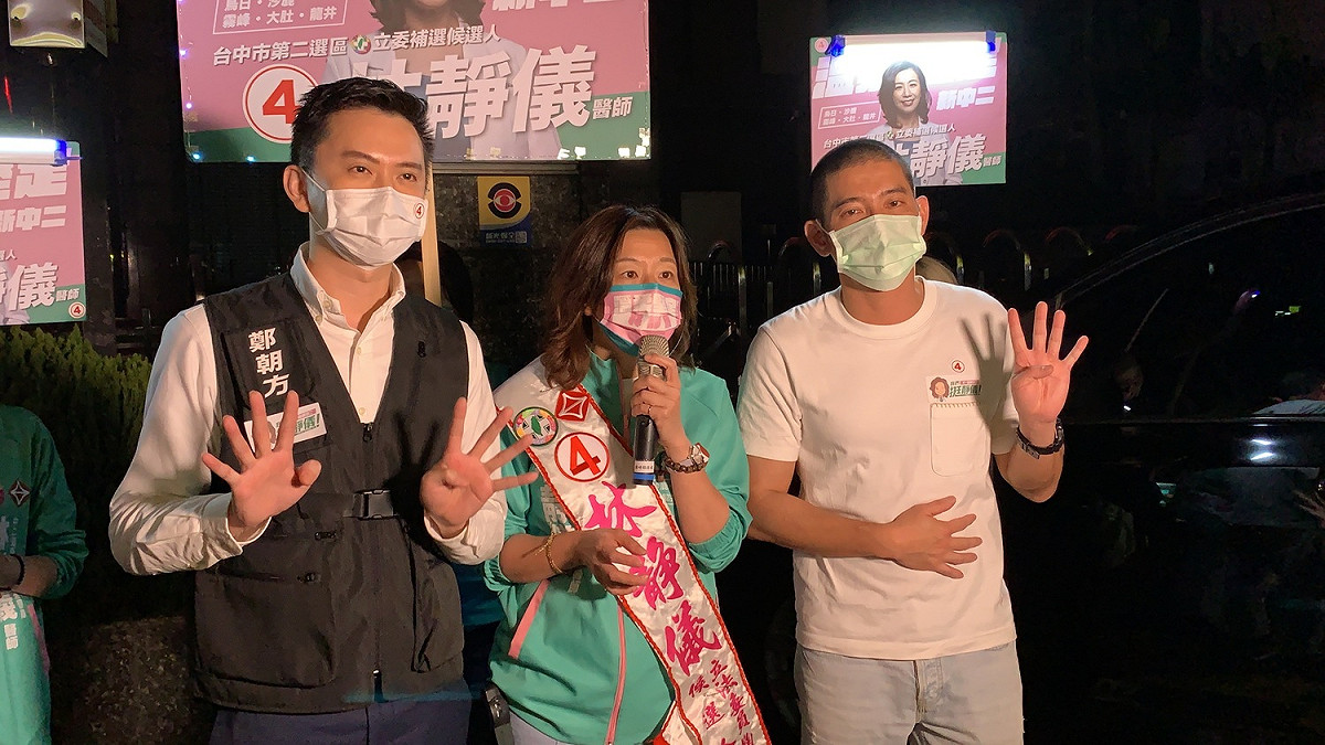 鄭朝方（左）、黃益中（右）呼籲中二選區的年輕朋友，一定要返鄉支持 4 號林靜儀。 林靜儀競選總部/提供
