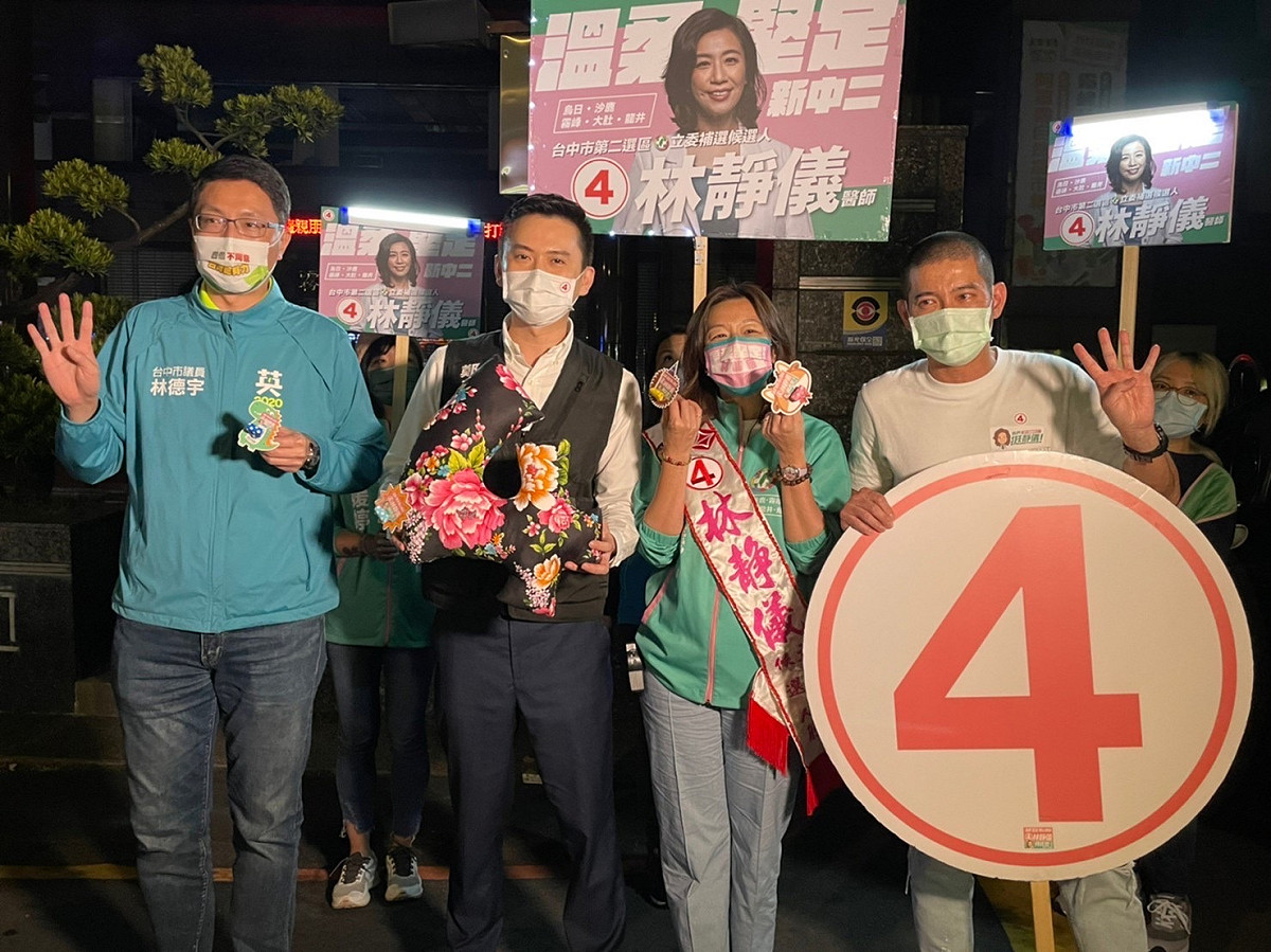 台中市議員林德宇（左）陪同林靜儀到夜市向鄉親拉票。 林靜儀競選總部/提供