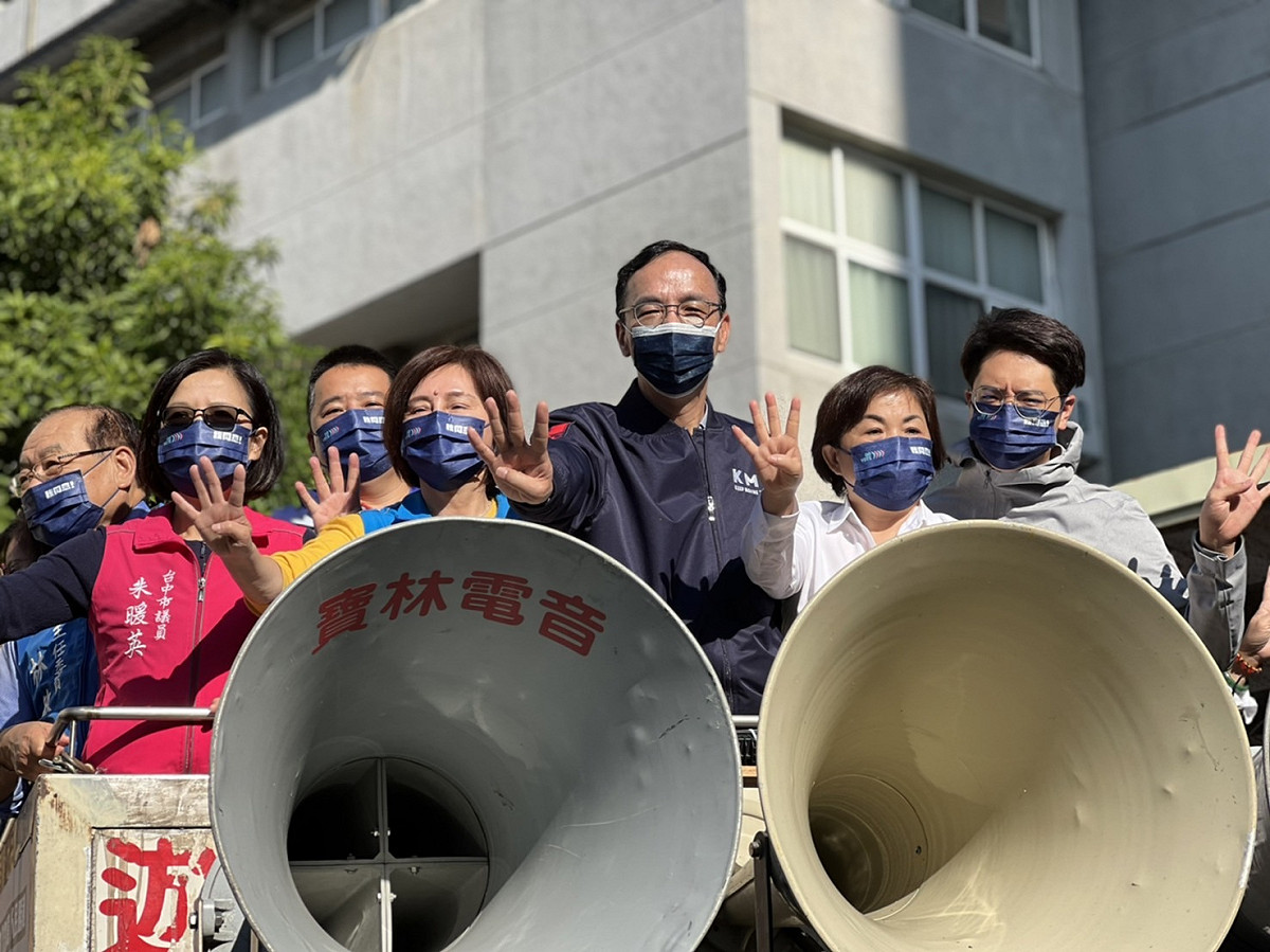 國民黨主席朱立倫掃街宣傳公投。 圖：國民黨文傳會/提供