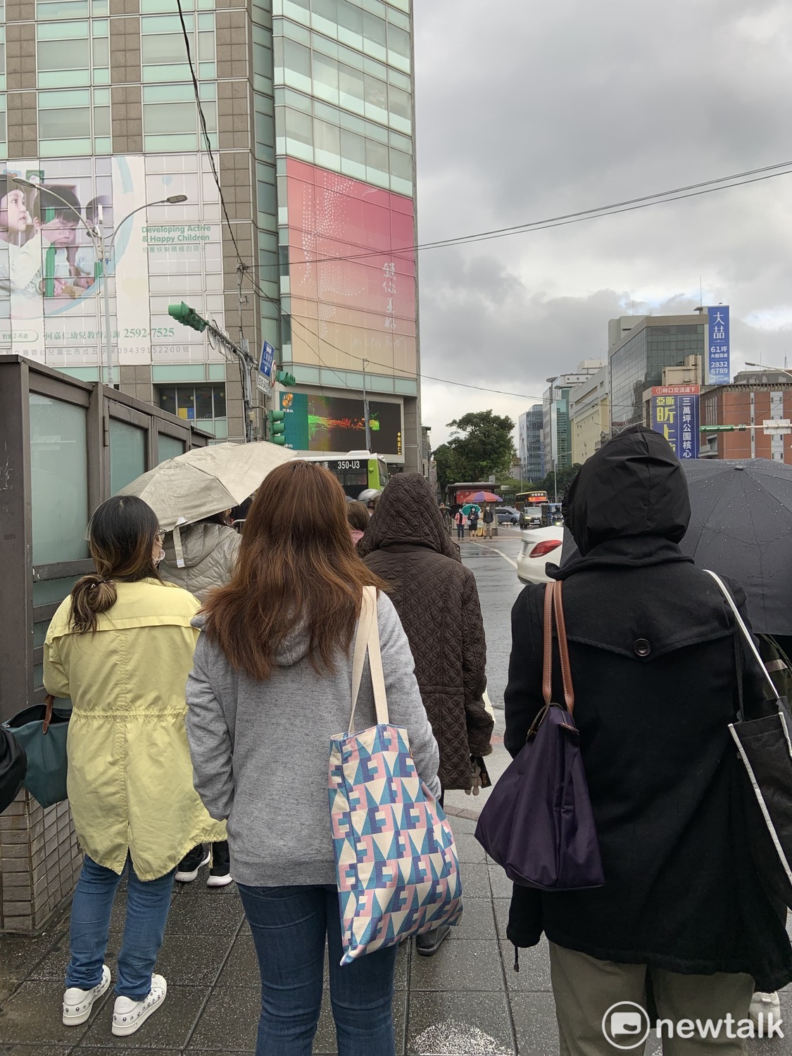 氣象專家彭啟明表示，明日清晨將是這波冷空氣最冷的時刻，北部空曠地區低溫下探12度。 圖：張家寧／攝