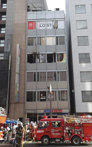 日本大阪發生一棟大樓發生火警，4樓窗戶明顯焦黑。 圖：達志影像/美聯社