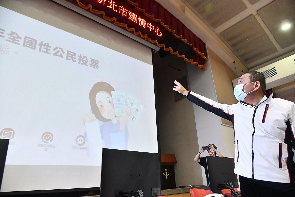 侯友宜呼籲民眾要勇於表達意見，鼓勵大家明天公投出來投票、做自己。 圖：新北市政府/提供