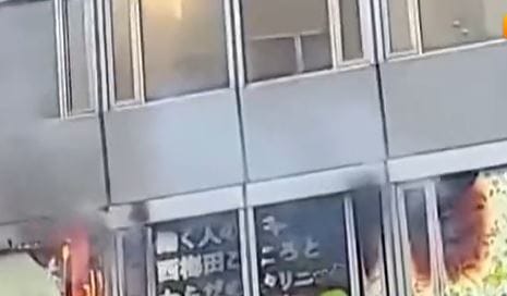 日本大阪一棟建築物起火，窗戶冒出濃煙。 圖：翻攝自騰訊視頻