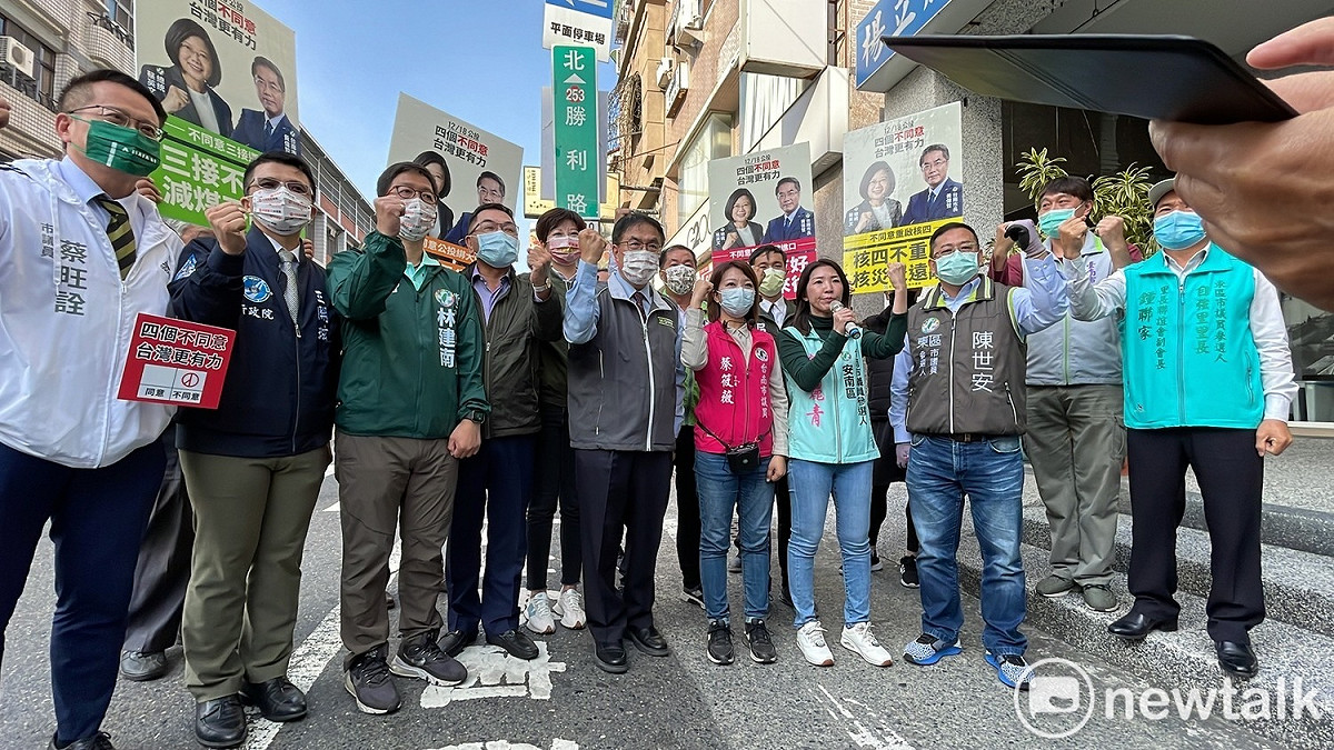 民進黨台南市黨部「1218四不公投車隊」今日以「民主大隊接力」方式橫掃大台南，車隊於民進黨新營黨部集結，台南市長黃偉哲、立委賴惠員擔任第一棒。 圖：黃博郎／攝