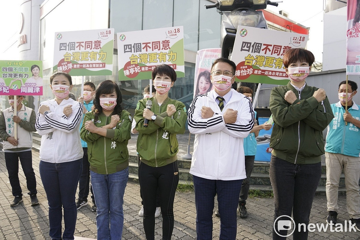 在四大公投案投票倒數最後一天，立委陳亭妃及市議員陳秋萍、陳怡珍、周麗津、蔡旺詮等人也把握關鍵時機，今天凌晨起在人潮車流量眾多的六甲頂路口全力大催票。 圖：黃博郎／攝